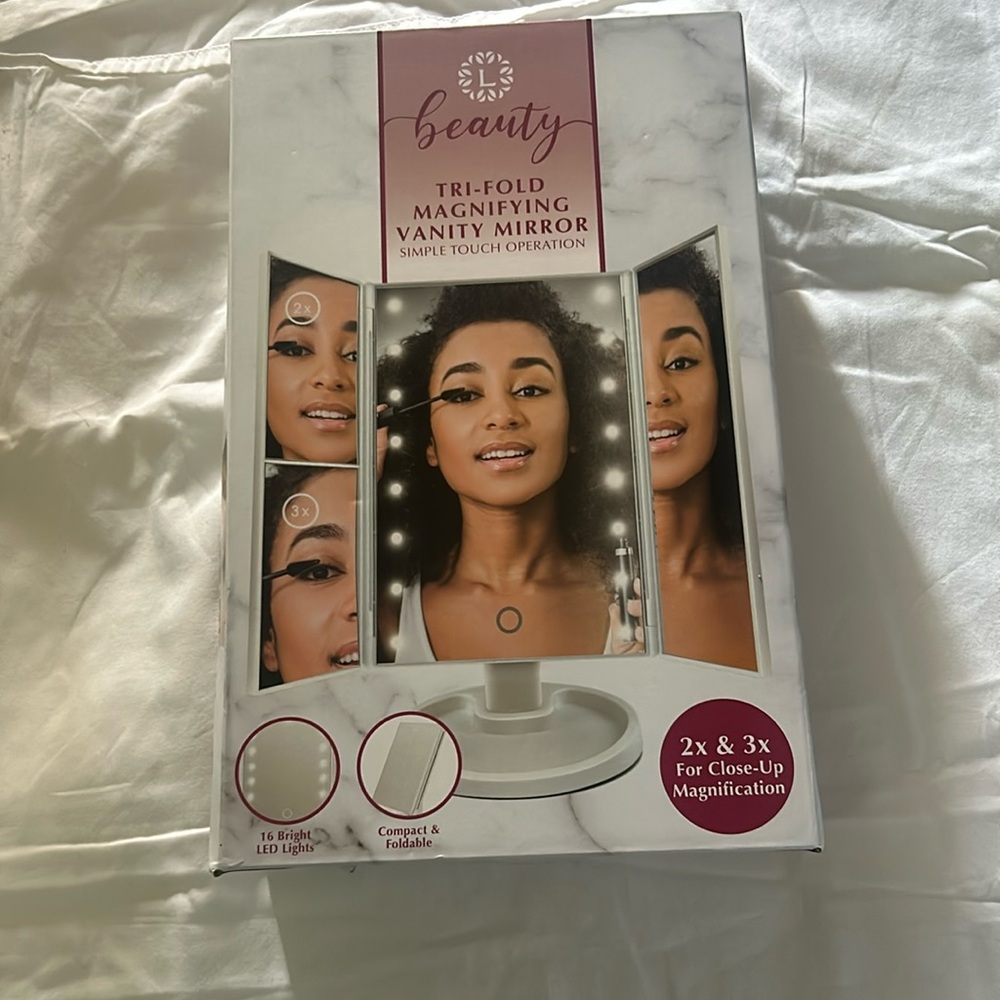 Simple Touch operation Tri-fold Magnifying mirror